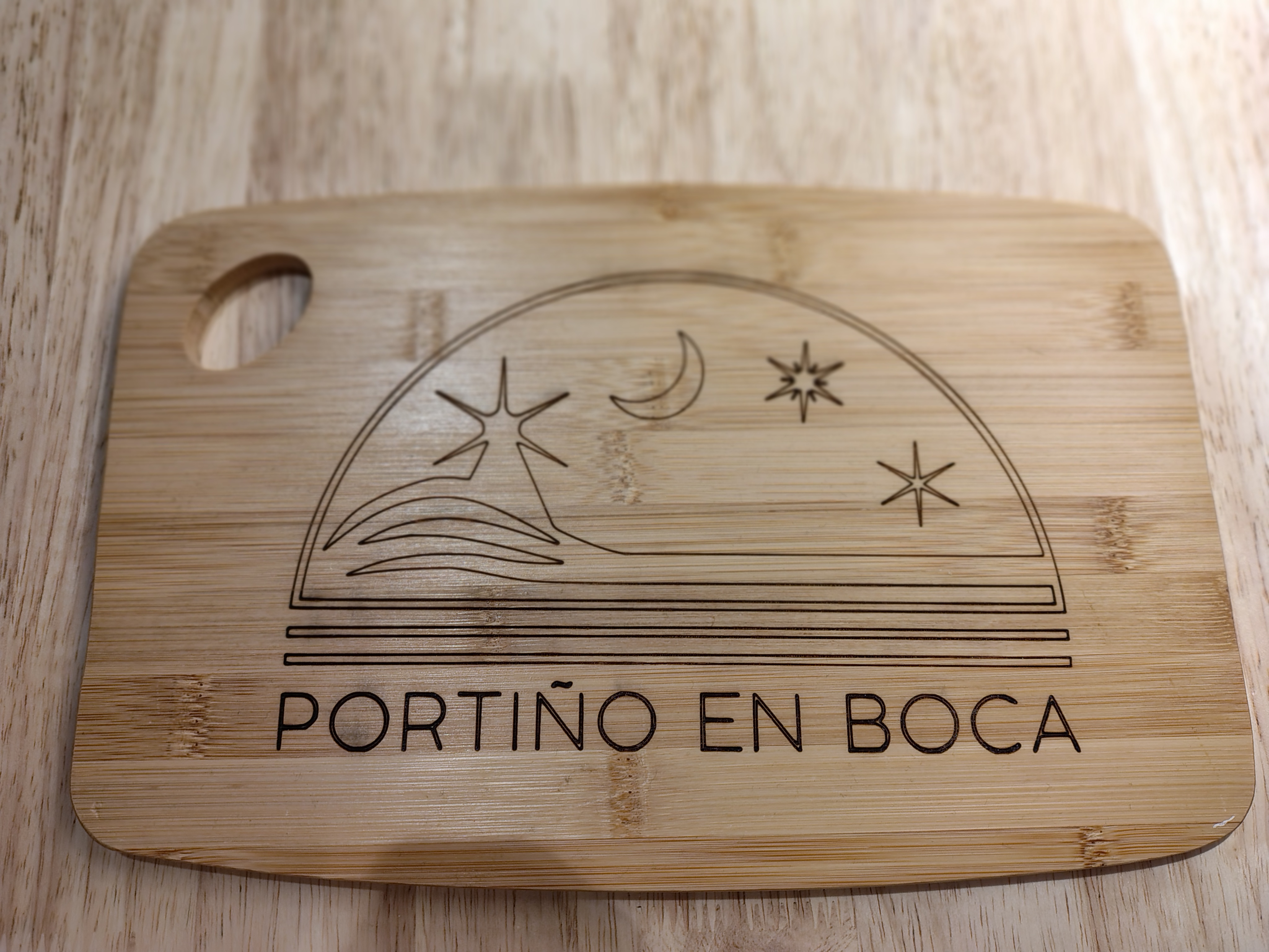 Logo grabado en madera